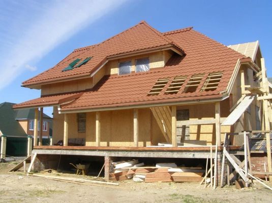 Поставщики поставляют водонепроницаемые металлочерепичные плитки для жилых домов
